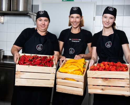 Verena, Ulrike und Katharina beim Gemüsevorbereiten