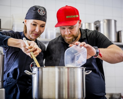 ulrike und starkoch jörg bruch beim einrühren der zutaten