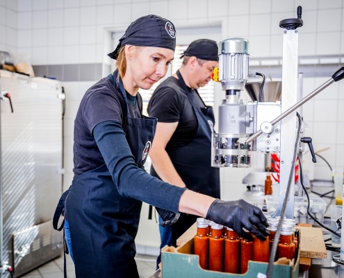 feuerzeug bio-chilisauce abfüllung
